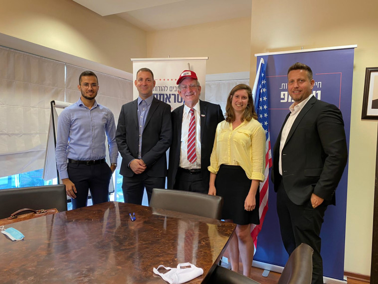 האחראים על קמפיין טראמפ בישראל מימין לשמאל: : אמיר שניידר, ירדנה חזוני, מרק צל, איציק קמיליאן, אור עמיאור 