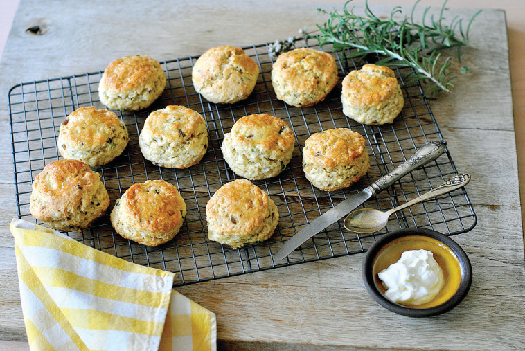 סקונס גבינה, זיתים ועירית
