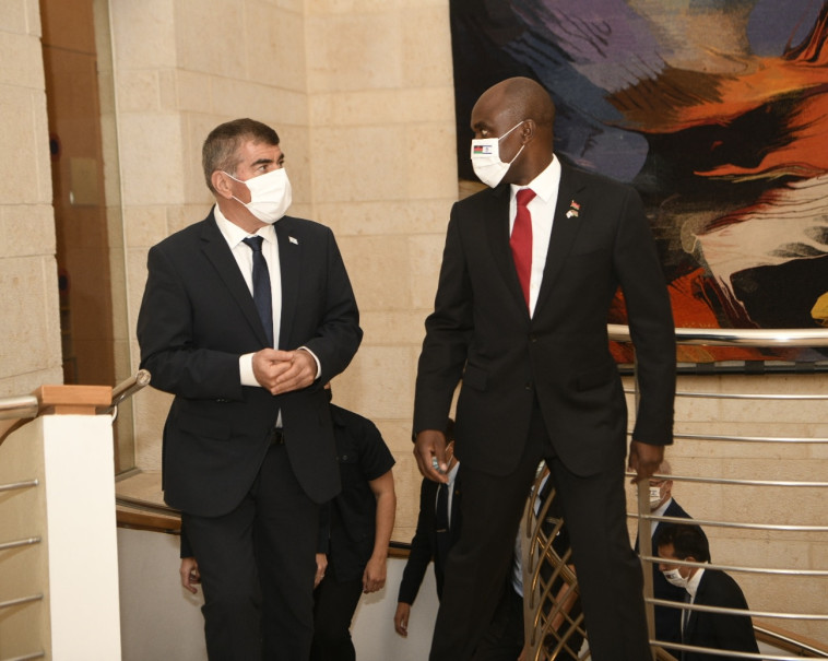 שר החוץ גבי אשכנזי ואייזנאואר מקאקה