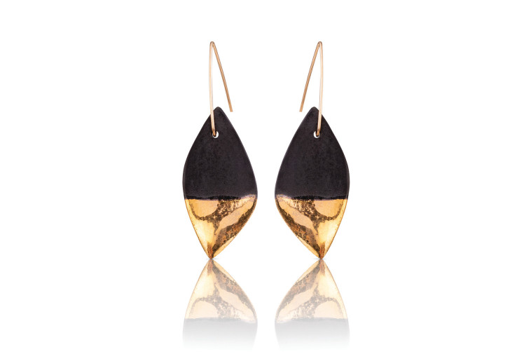 SAGART עגילי סיבל פורצלן שחור עם זהב