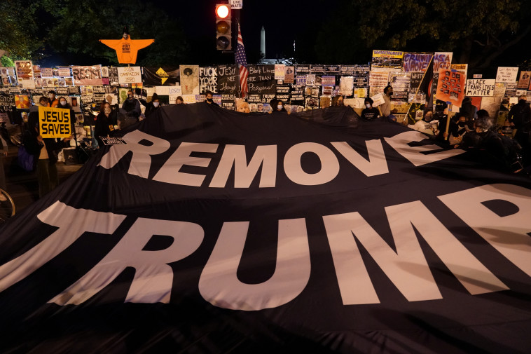 מיצג נגד דונלד טראמפ מול הבית הלבן