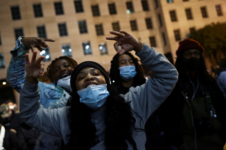 מפגינות נגד טראמפ מול הבית הלבן בליל הבחירות