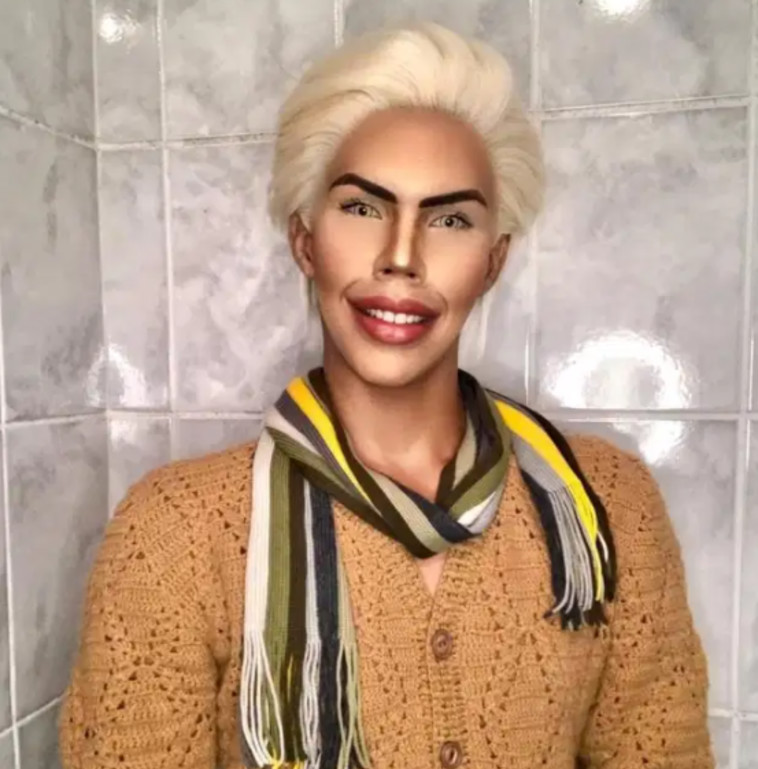 פליפה אדם מחופש לבובת הברבי קן