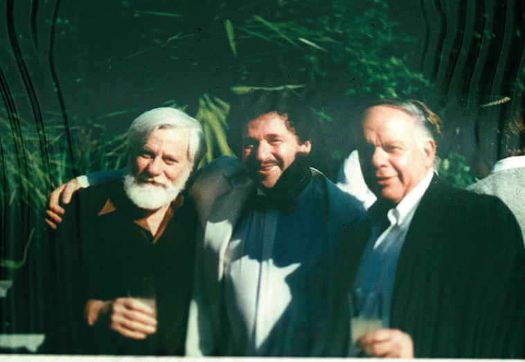 אלי תבור (מימין)