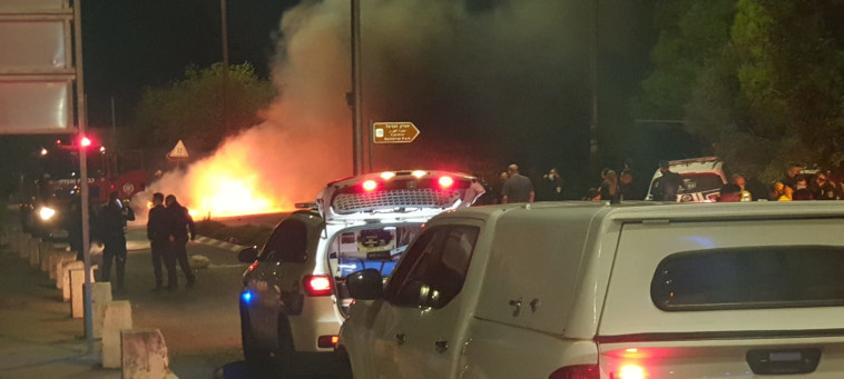 הרכב הבוער לאחר התאונה בחיפה (צילום: דוברות כבאות והצלה מחוז חוף)