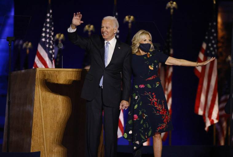 ג'ו ביידן ואשתו ג'יל על הבמה לאחר נאום הניצחון (צילום: רויטרס)