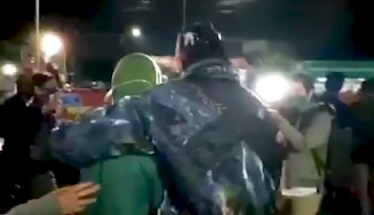 חיבוק בין האב לביתו האבודה, אחרי שלא התראו 21 שנים