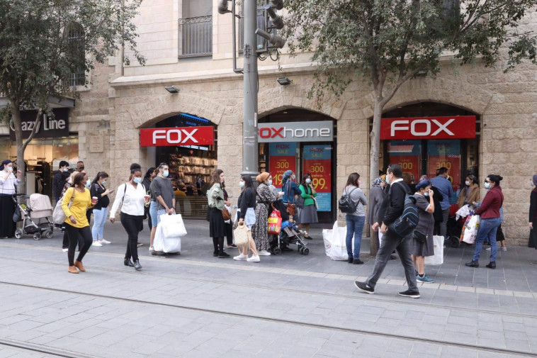 תור בכניסה לחנות בגדים בירושלים (צילום: מרק ישראל סלם)
