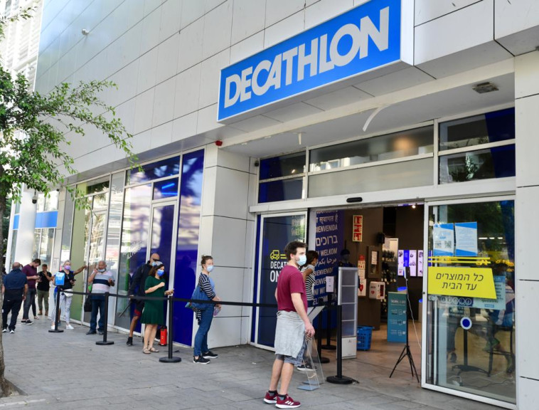 תור לחנות ''דקטלון'' שנפתחה לקהל