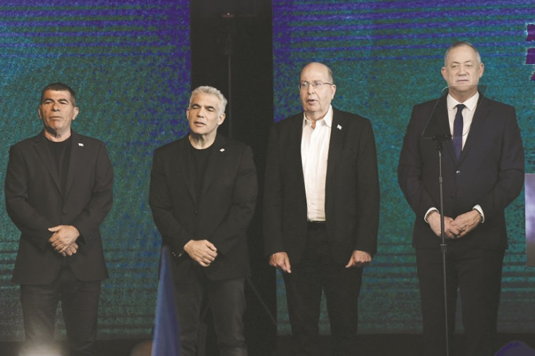 רביעיית כחול לבן לשעבר: בני גנץ, גבי אשכנזי, יאיר לפיד ובוגי יעלון