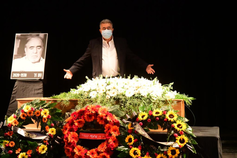 השר עמיר פרץ חולק כבוד אחרון לזך ז''ל