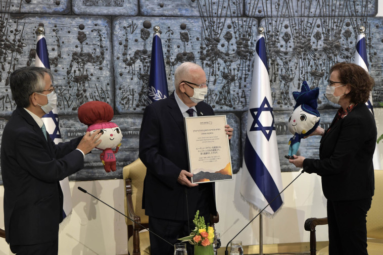 הנשיא ריבלין מקבל את הקמע של מוזיאון טיקוטין