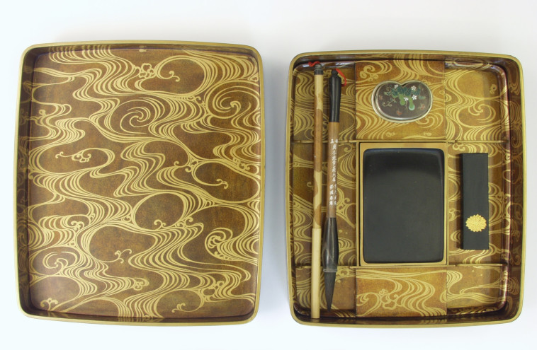 קופסת כתיבה יפנית המוצגת במוזיאון טיקוטין