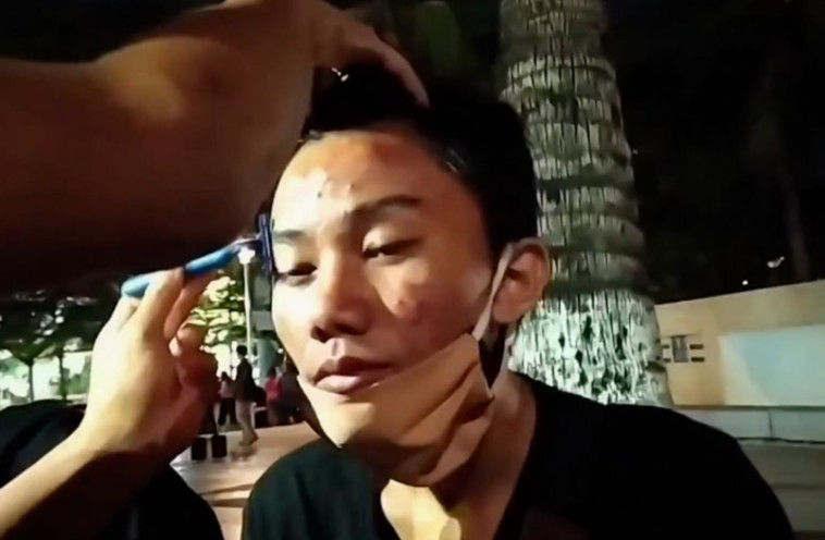 השוטר מגלח את הגבות של נער באינדונזיה