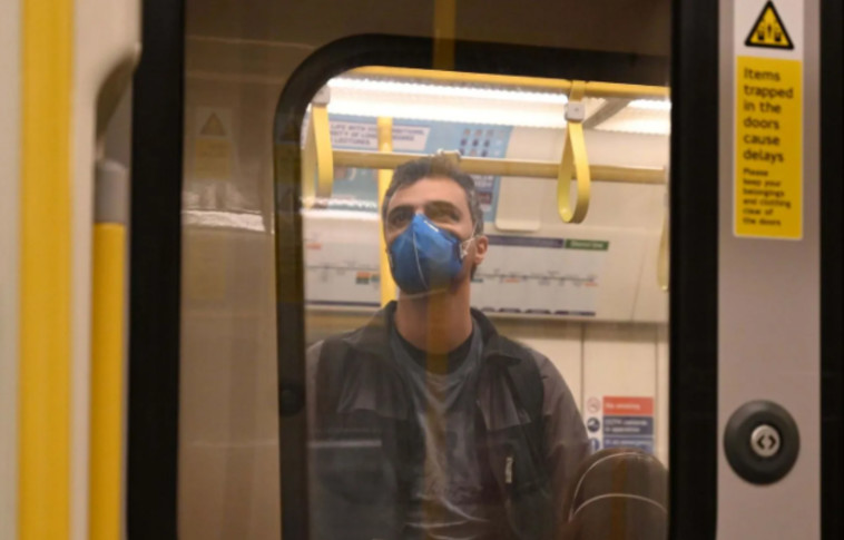 איש ברכבת תחתית עם מסכה, אילוסטרציה (צילום: gettyimages)