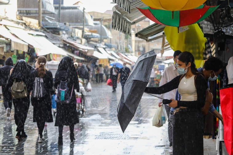 אנשים עם מטריה, גשם בירושלים (למצולמים אין קשר לכתבה) (צילום: מארק ישראל סלם)
