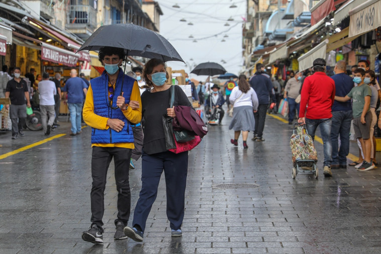 מחנה יהודה בגשם (למצולמים אין קשר לכתבה) (צילום: מארק ישראל סלם)