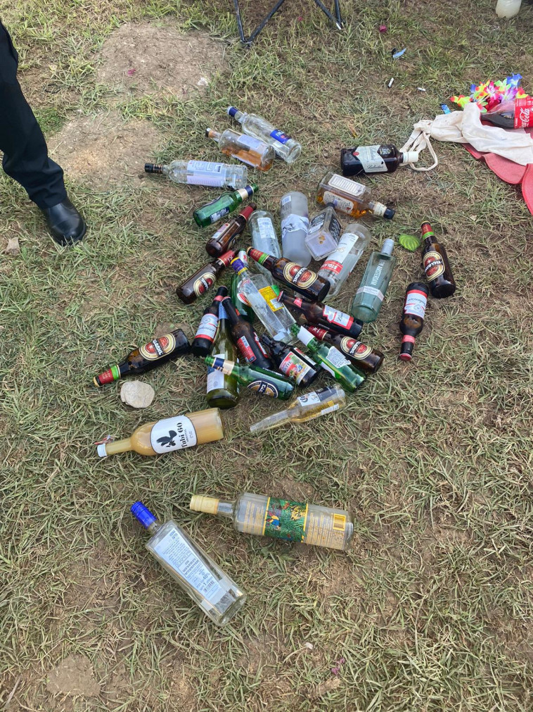 עשרות בקבוקי משקה שהוחרמו ונשפכו על ידי השוטרים במסיבה (צילום: דוברות המשטרה)