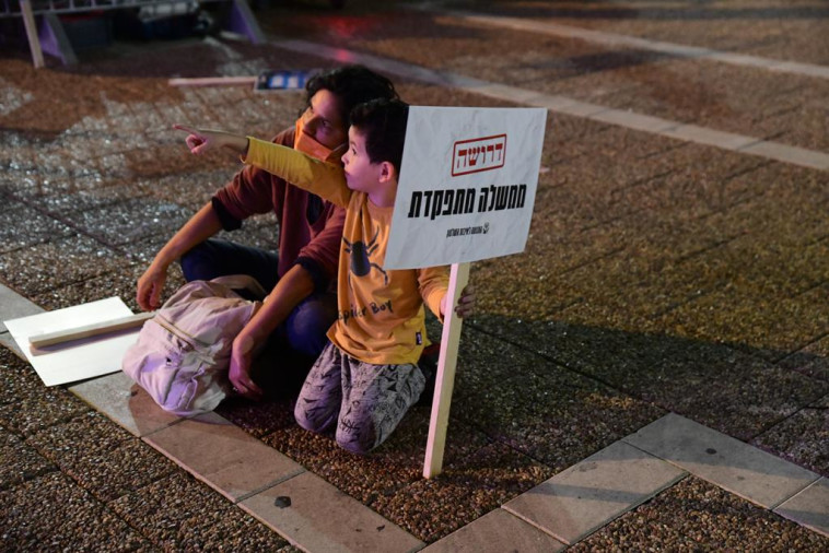 מפגינים נגד נתניהו בתל אביב