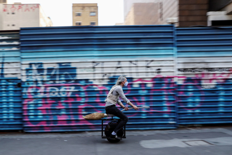 אלסנדרו רוסו נוסע על המטאטא