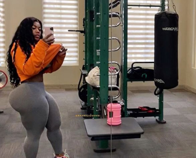 דוגמנית הכושר בזמן אימון