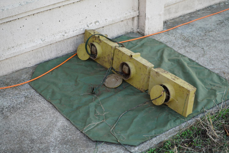 אחד המטענים שנחשפו סמוך לגדר הגבול עם סוריה בשטח ישראל