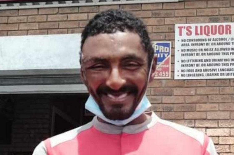 כריסטופר האקר אחרי שהסכין הורסה מראשו