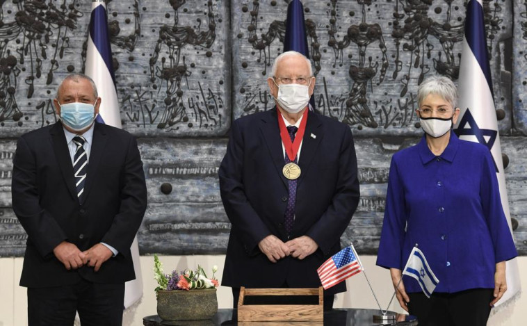 טקס הענקת המדליה לנשיא (צילום: מארק ניימן / לע''מ)