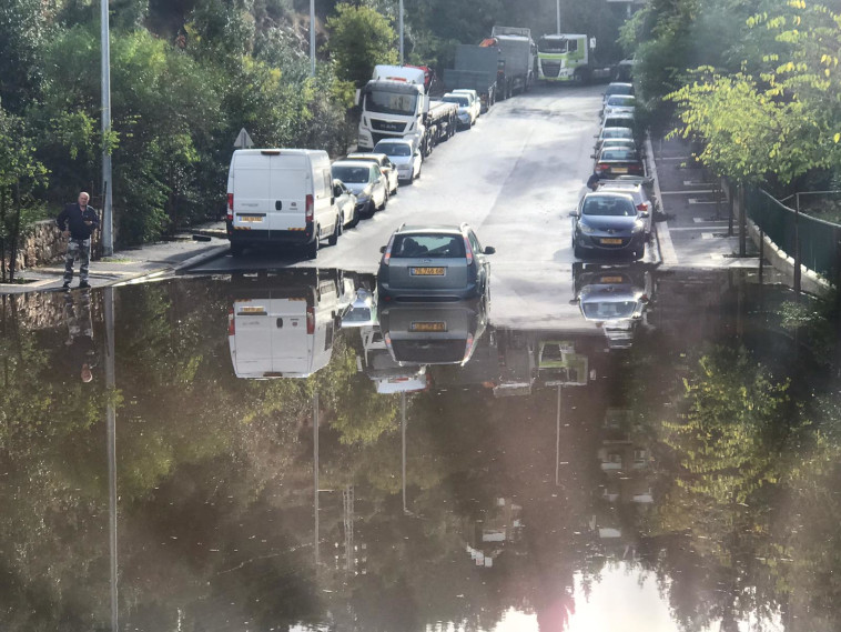 רכב שנתקע בשלולית ענק בחיפה (צילום: כבאות והצלה חיפה)