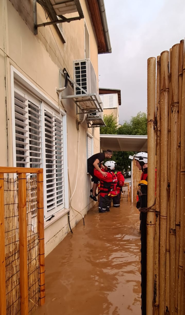 חילוץ לכודים בבית בנס ציונה (צילום: דוברות כבאות והצלה רחובות)