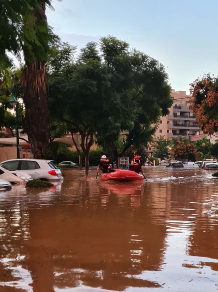 הצפות בנס ציונה (צילום: דוברות כבאות והצלה רחובות)