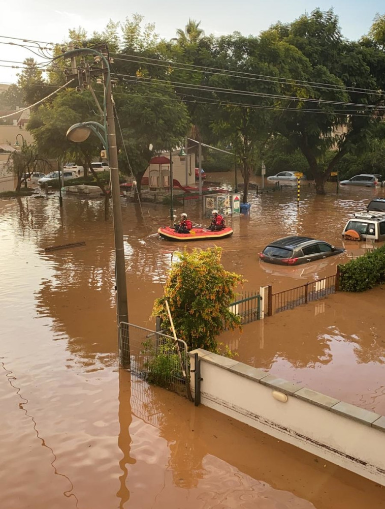 הצפות בנס ציונה (צילום: דוברות כבאות והצלה רחובות)