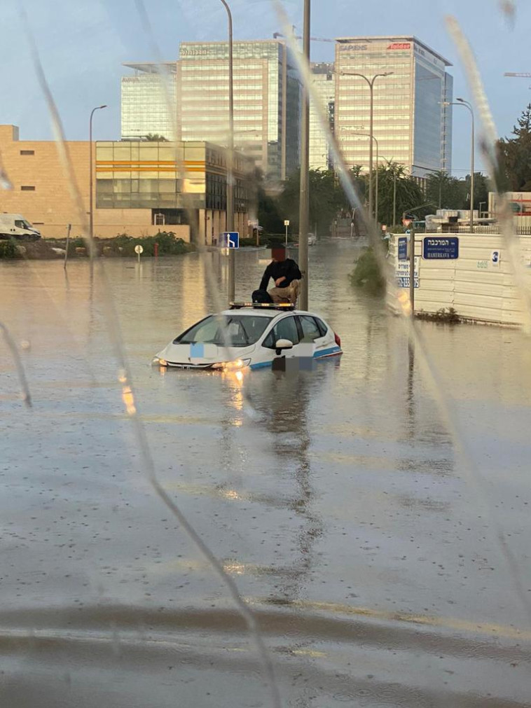 הצפות בגוש דן (צילום: כבאות והצלה מחוז דן)