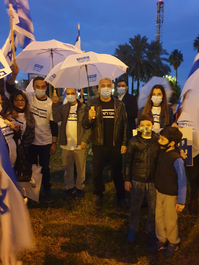 יאיר לפיד עם פעילי מפלגתו בהפגנה נגד נתניהו