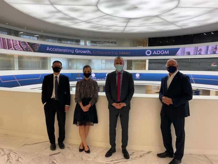 מנהל הפיתוח העסקי של השוק העולמי של אבו-דאבי סטיב בנט, נציגי בנק הפועלים הניידים לאיחוד האמירויות אסף אזולאי וקרן מזור, ראש מטה השוק העולמי של אבו-דאבי וואי לום. צילום: ללא