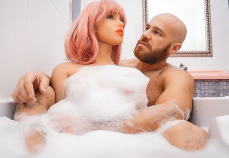 טולוצ'קו ובובת המין שלו במקלחת 