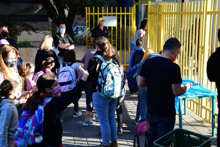 קורונה - תלמידים חוזרים לבתי הספר (למצולמים אין קשר לנאמר בכתבה)