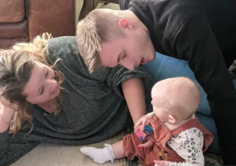 ליאם אלן והאנה ארקרייט עם התינוקת שלהם 