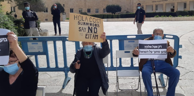 ניצולי שואה בהפגנה