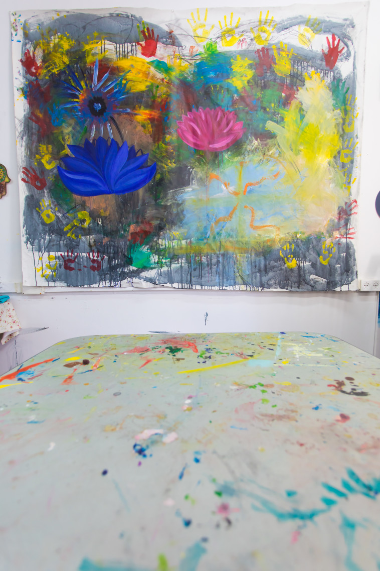 יצירות האמנות ולא משכיחות את הסיפורים הקשים שידע המקום לאורך ארבעה עשורים