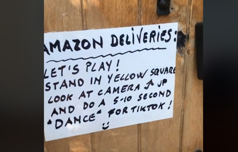 השלט שחיכה לשליחי האמזון על הדלת