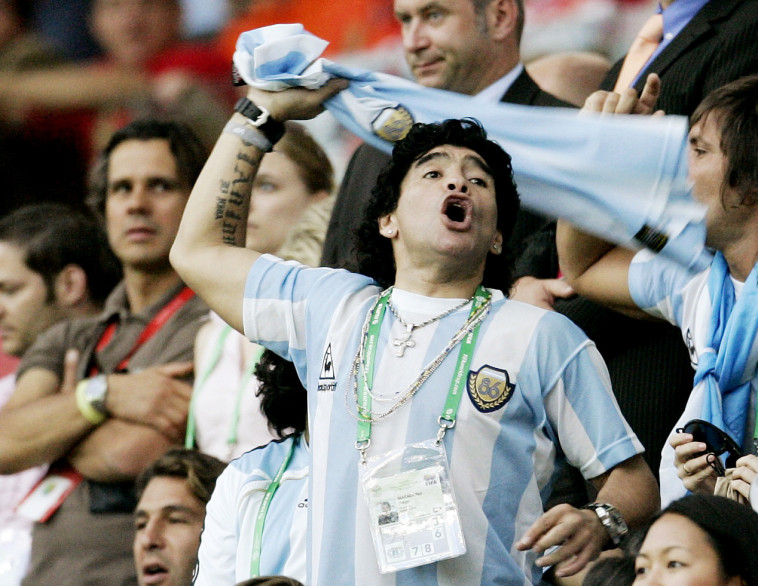 מראדונה ביציע נבחרת ארגנטינה (צילום: Reuters/JOHN SIBLEY)