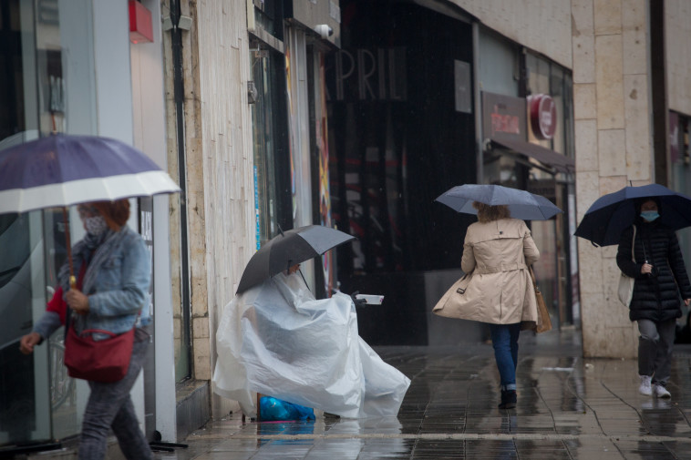 מתחבאים מהגשם בת''א