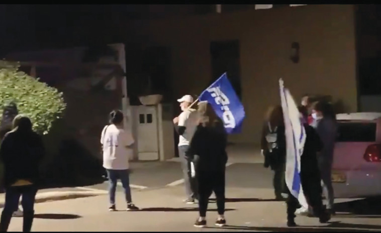מפגינים מול בית משפחת פרקש