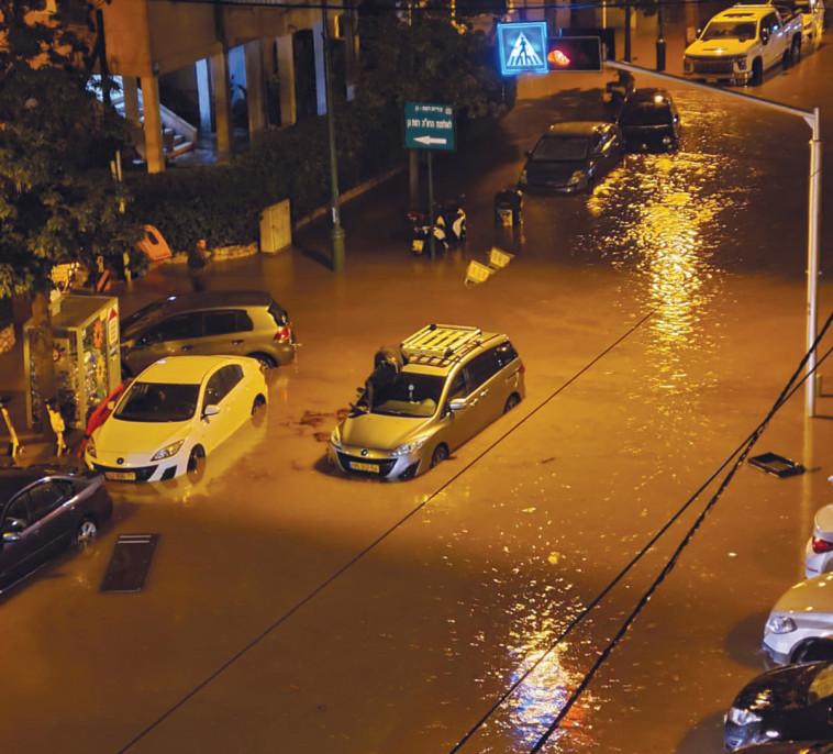 נהג על גג מכונית ברחוב שהוצף ברמת גן
