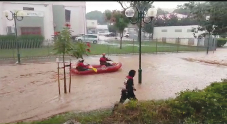 צוות חילוץ בהצפה ברחוב שביל התיכון בהוד השרון