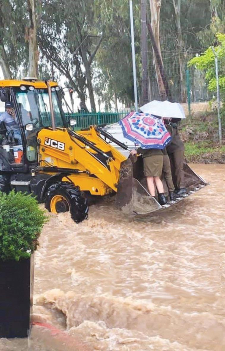 טרקטור מחלץ חיילים בבסיס שהוצף