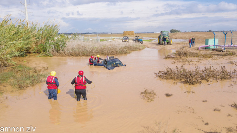 חילוץ רכב בשטפון בגברעם (צילום: דוברות כבאות והצלה)