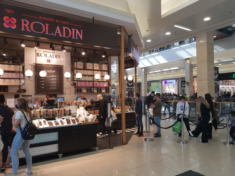 התור בכניסה לסניף ''רולדין'' בקניון הגדול בפ''ת