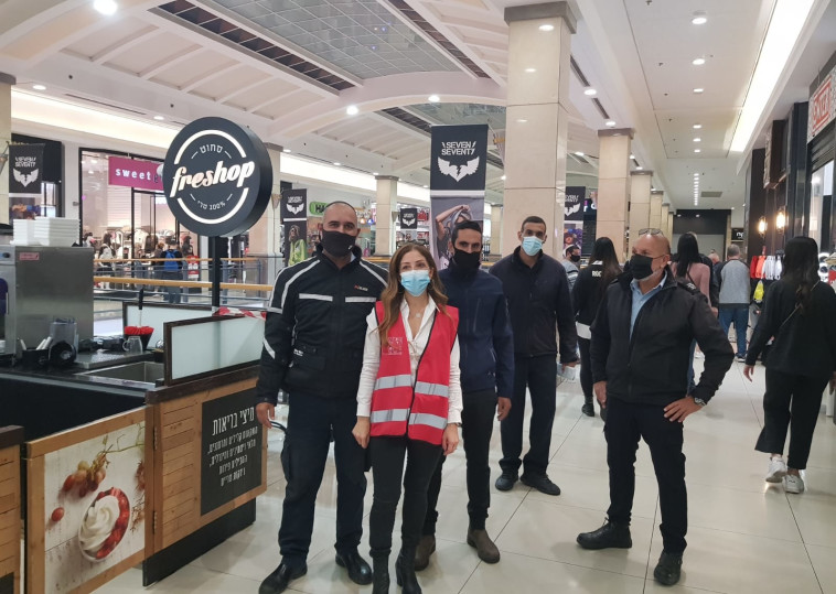 המאבטחים והסדרנים שומרים על הסדר. הקניון הגדול בפתח תקווה